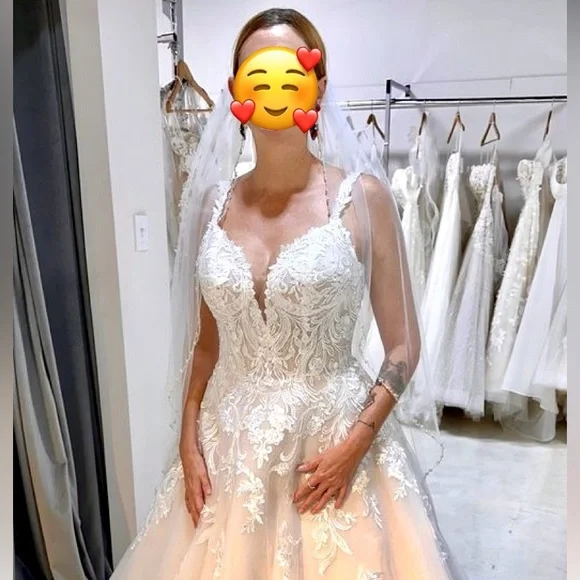 Elegant White Bridal Veil - Picture 3 of 6